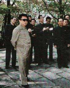 kim_jong_il_outside